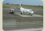 15丘珠空港で、今函館行きの
　飛行機が滑走準備